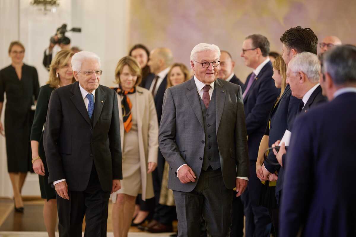 Bundespräsident Steinmeier und Präsident Mattarella laufen entlang der Preisträger