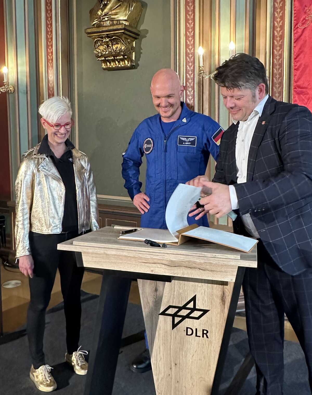 Im Vorfeld des ebenfalls am 28. Juni durchgeführten Wissenschaftsfestes auf dem Zittauer Marktplatz trugen sich Anke Kaysser-Pyzalla, Vorstandsvorsitzende des Deutsches Zentrum für Luft- und Raumfahrt (DLR) und ESA-Astronaut Alexander Gerst in das Goldene Buch der Stadt Zittau ein.