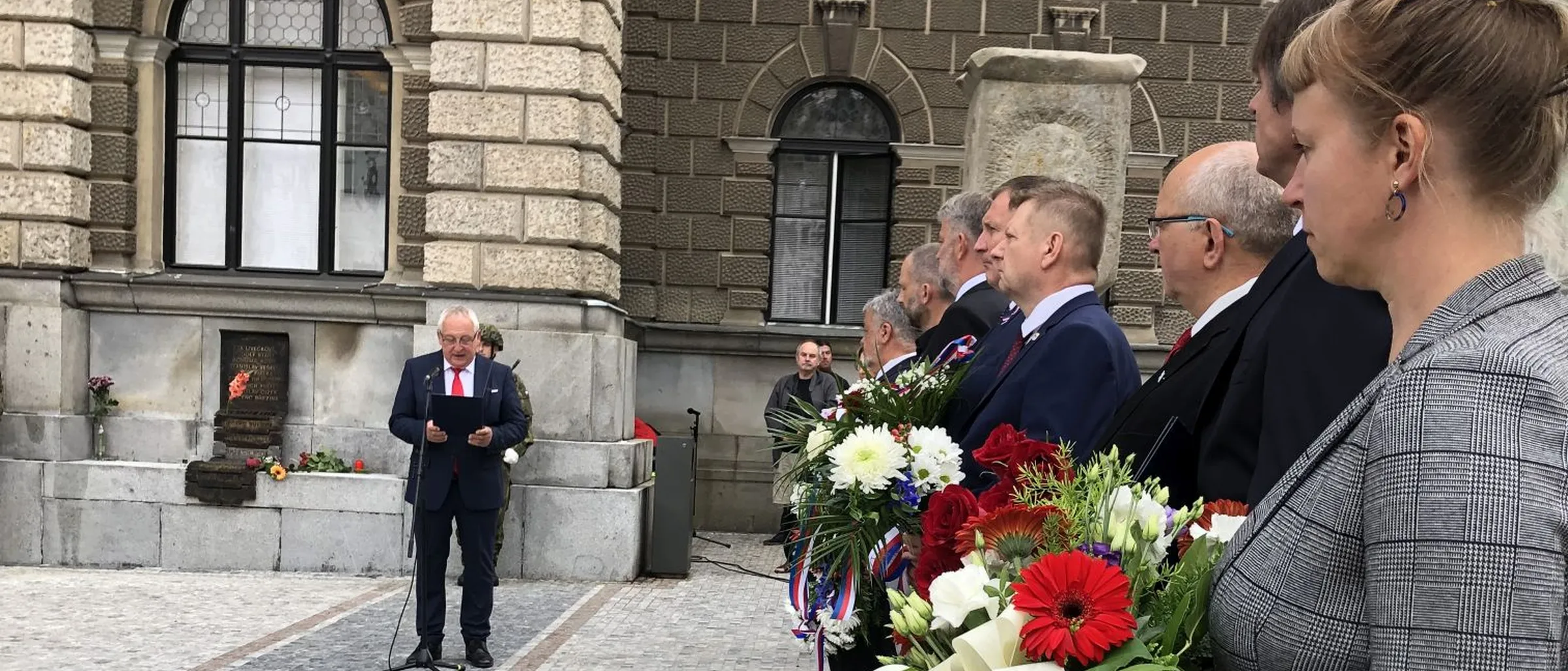 Stadträtin Liemich mit einem Kranz beim Gedenken