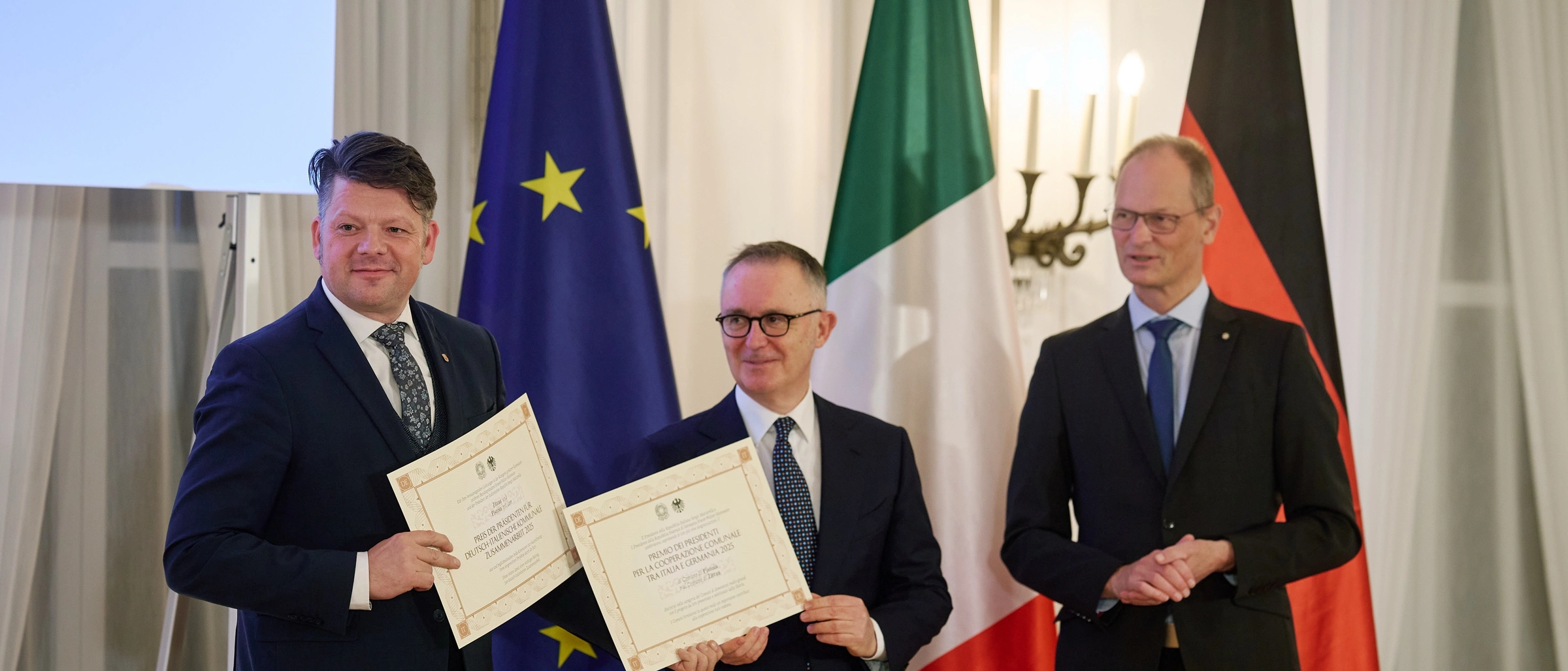 Oberbürgermeister Thomas Zenker nimmt die Urkunde entgegen