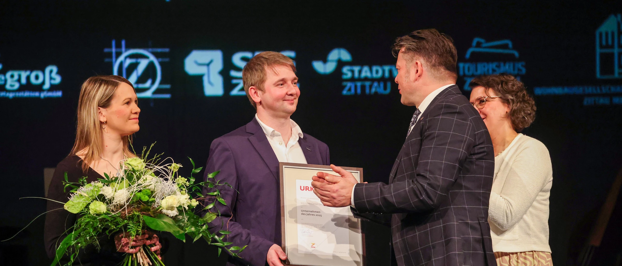 Unternehmen des Jahres 2025 - Westpark-Center GmbH, vertreten durch den Gesch&auml;ftsf&uuml;hrer Heiko Wasser (2.v.l.) sowie Sophie Siodmok (1.v.l.), Foto: Die Partner / Lutz K&uuml;hne