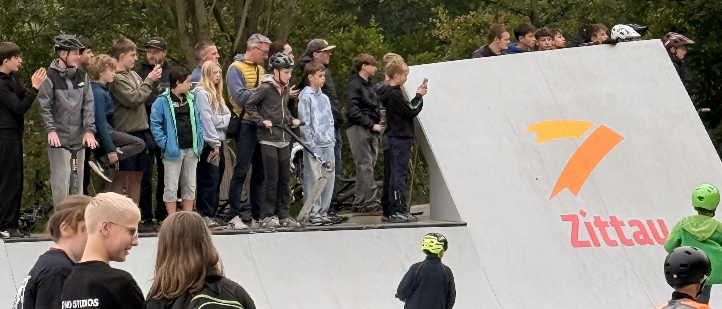 Gro&szlig;er Andrang auf der neuen Anlage - viele junge Leute stehen am Rand des Parks
