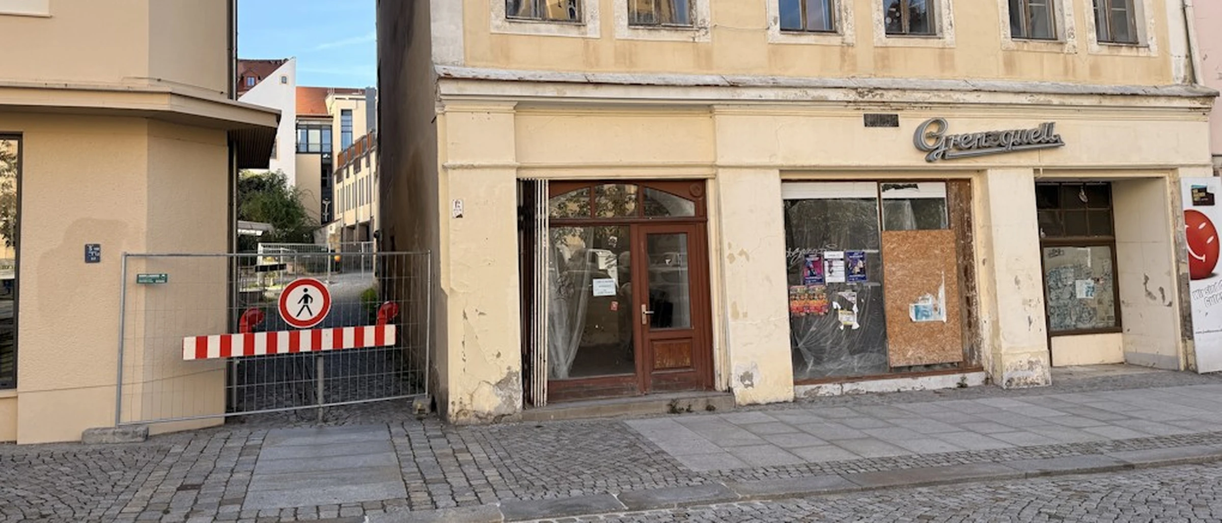 Geb&auml;ude Rathausplatz 12, ehemaliges Grenzquell, mit gesperrtem Durchgang