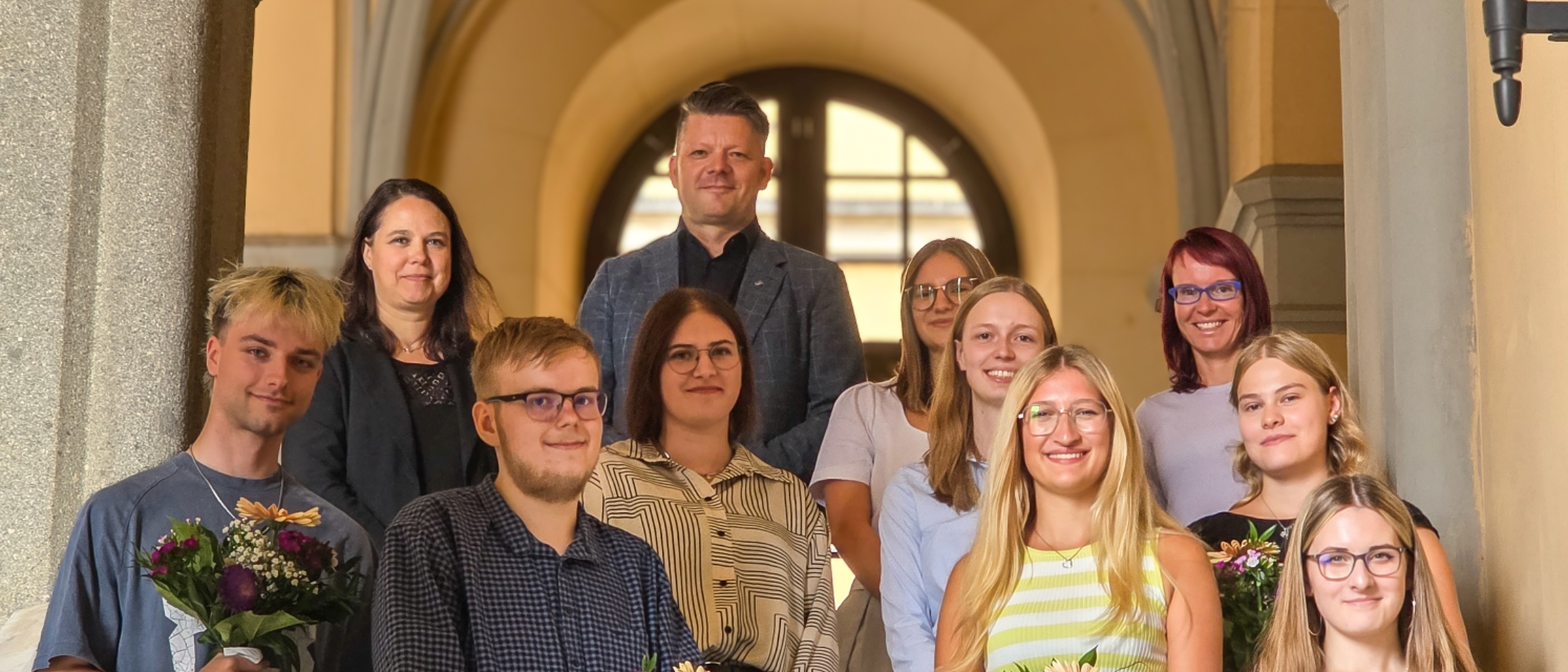 Die neuen Auszubildenden gemeinsam mit Oberb&uuml;rgermeister und Ausbilderinnen auf der Rathaustreppe