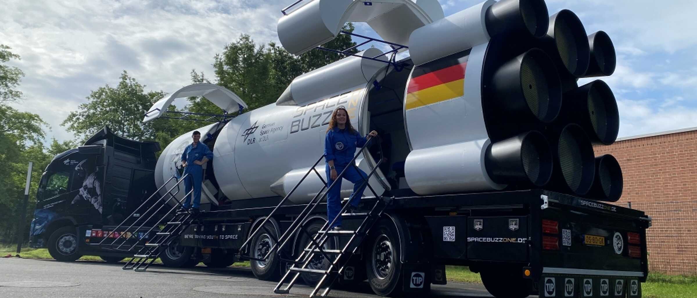 Die auf einem LKW montierte Weltraum-Rakete ist in Zittau zu erleben