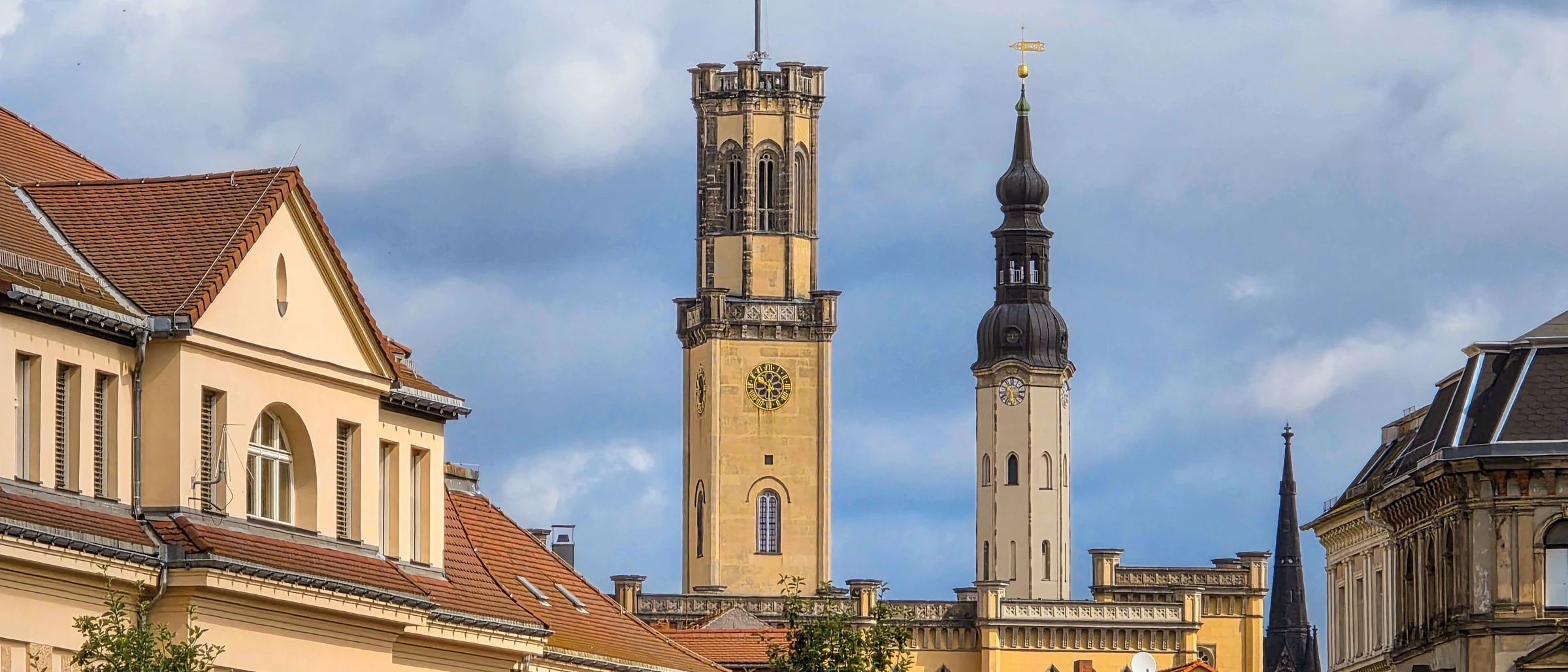 Rathausturm und Turm der Klosterkirche