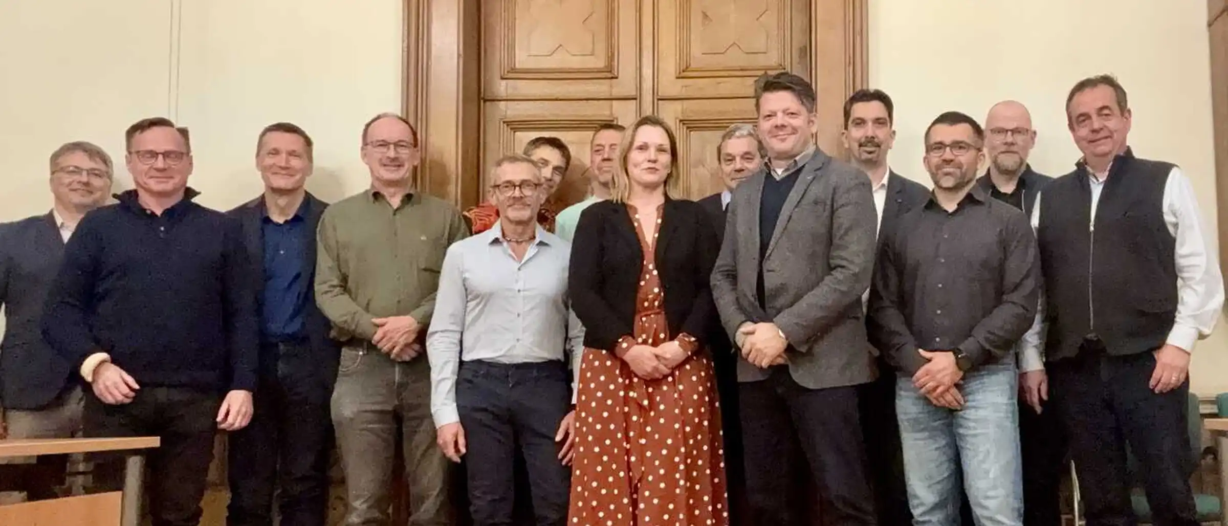 Chef&auml;rzte des Klinikums und die anwesenden B&uuml;rgermeisterinnen blicken in die Kamera