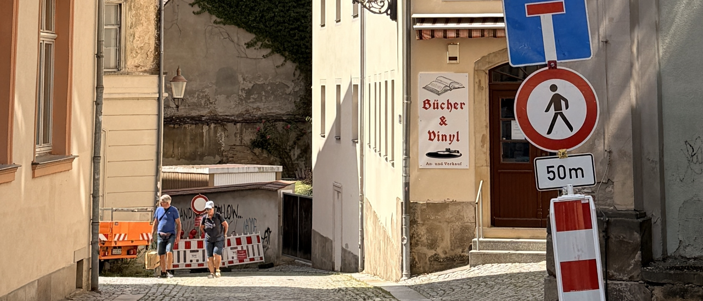 Blick zum gef&auml;hrdeten Haus mit Sperrung