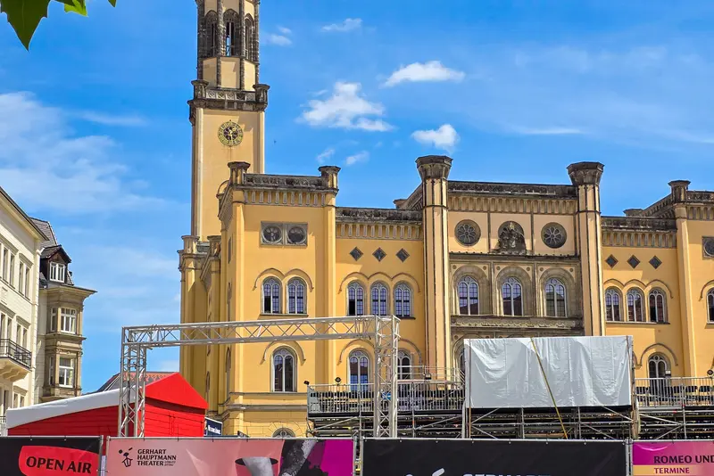 Blick zum Rathaus mit der Zuschauertrib&uuml;ne