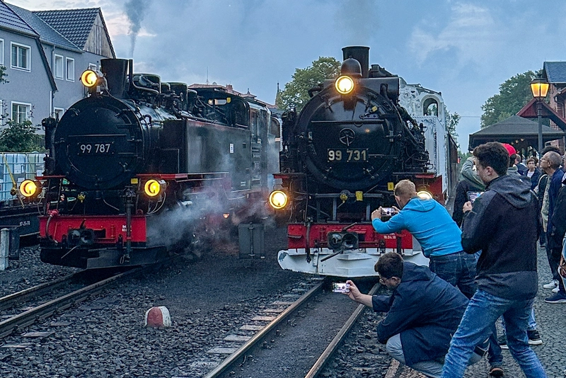 Doppelausfahrt am Bahnhof Berzdorf mit zwei Dampflokomotiven und begeisterten Fotografen