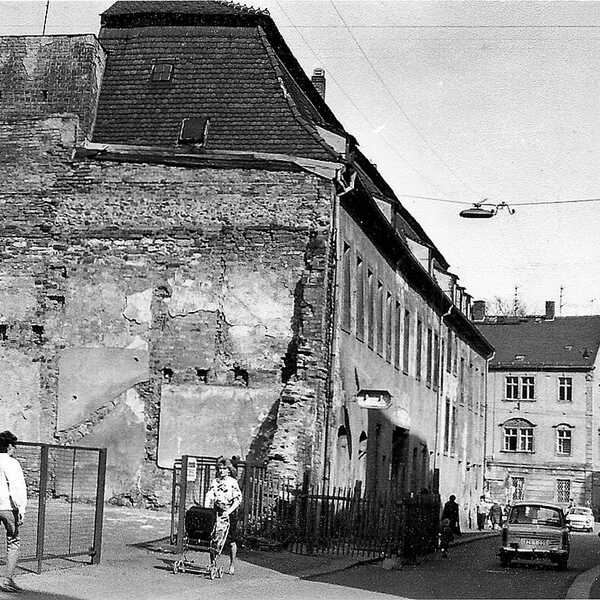 Das inzwischen abgerissene Albertkino auf einer historischen schwarz/weiß Aufnahme