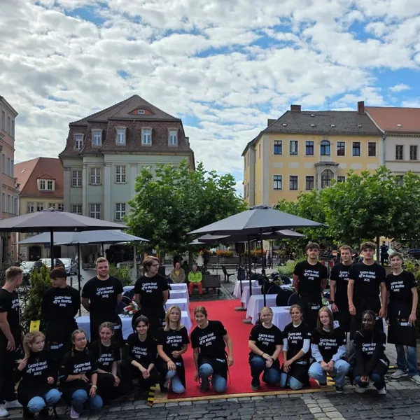 Schülerinnen und Schüler stehen auf dem Marktplatz vor ihrem Gastronomieareal