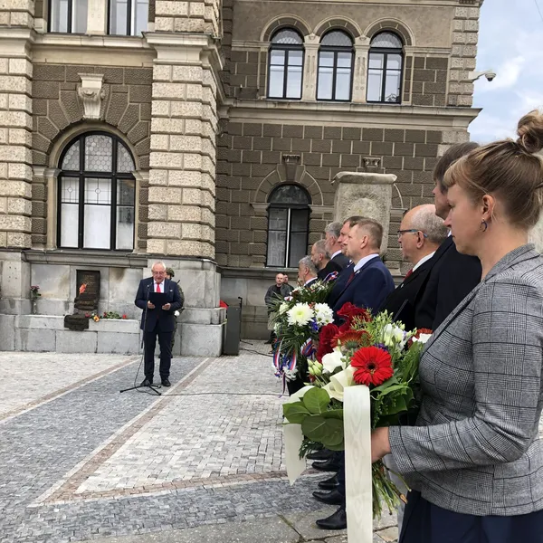 Stadträtin Liemich mit einem Kranz beim Gedenken