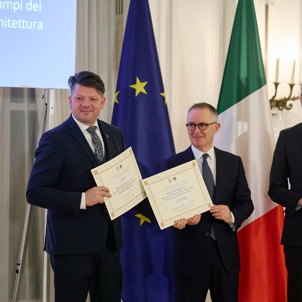 Oberbürgermeister Thomas Zenker nimmt die Urkunde entgegen