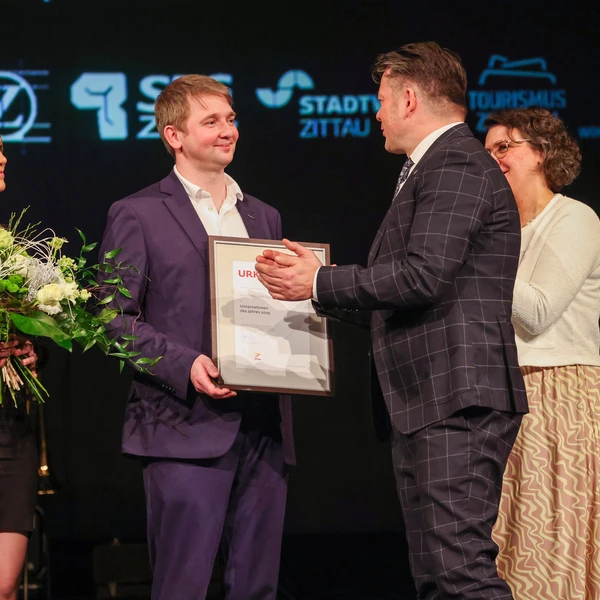 Unternehmen des Jahres 2025 - Westpark-Center GmbH, vertreten durch den Gesch&auml;ftsf&uuml;hrer Heiko Wasser (2.v.l.) sowie Sophie Siodmok (1.v.l.), Foto: Die Partner / Lutz K&uuml;hne