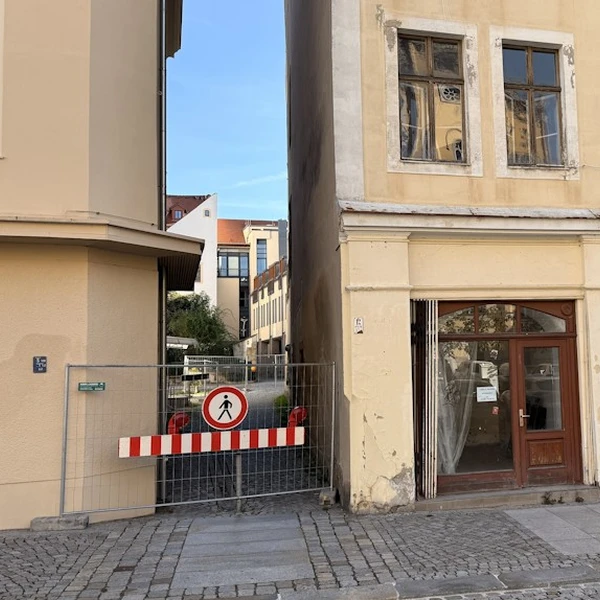 Geb&auml;ude Rathausplatz 12, ehemaliges Grenzquell, mit gesperrtem Durchgang