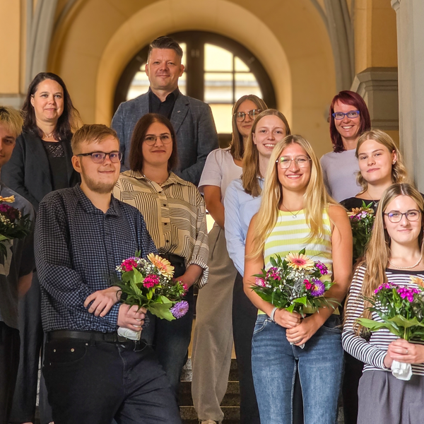 Die neuen Auszubildenden gemeinsam mit Oberb&uuml;rgermeister und Ausbilderinnen auf der Rathaustreppe