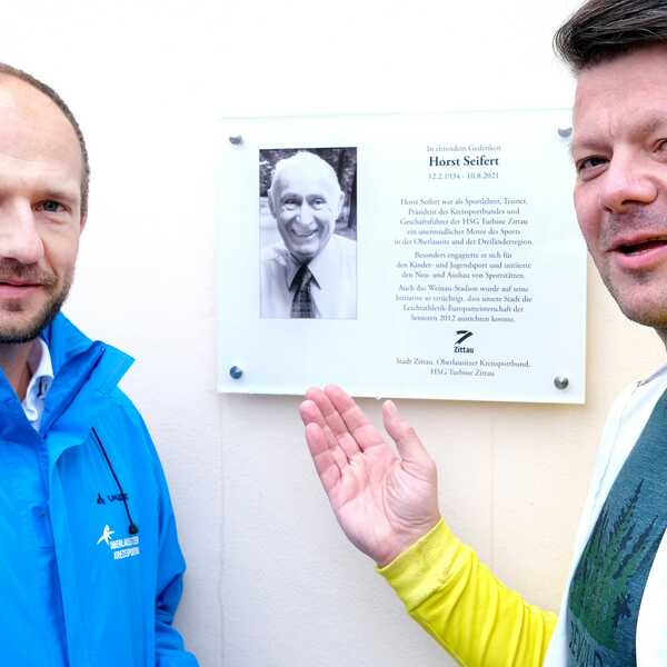 Landrat Dr. Stephan Meyer (links und OB Thomas Zenker an der Horst-Seifert-Tafel (Foto: Matthias Weber)