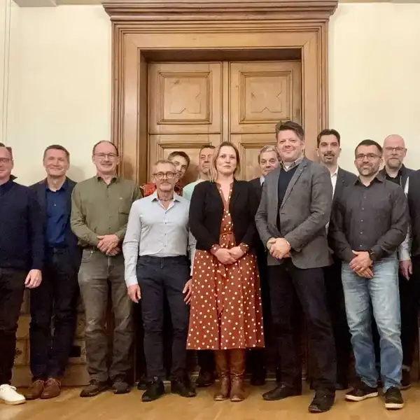 Chef&auml;rzte des Klinikums und die anwesenden B&uuml;rgermeisterinnen blicken in die Kamera