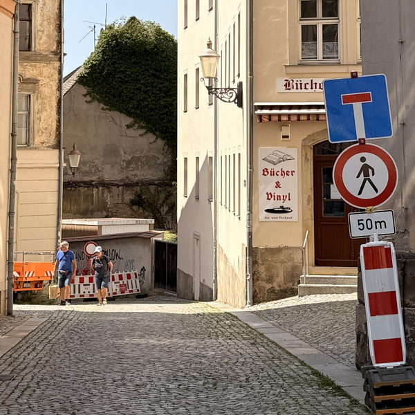 Blick zum gef&auml;hrdeten Haus mit Sperrung